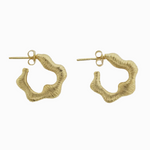 Argollas doradas con textura organica