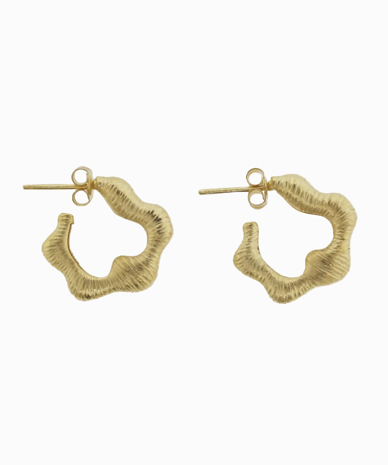 Argollas doradas con textura organica
