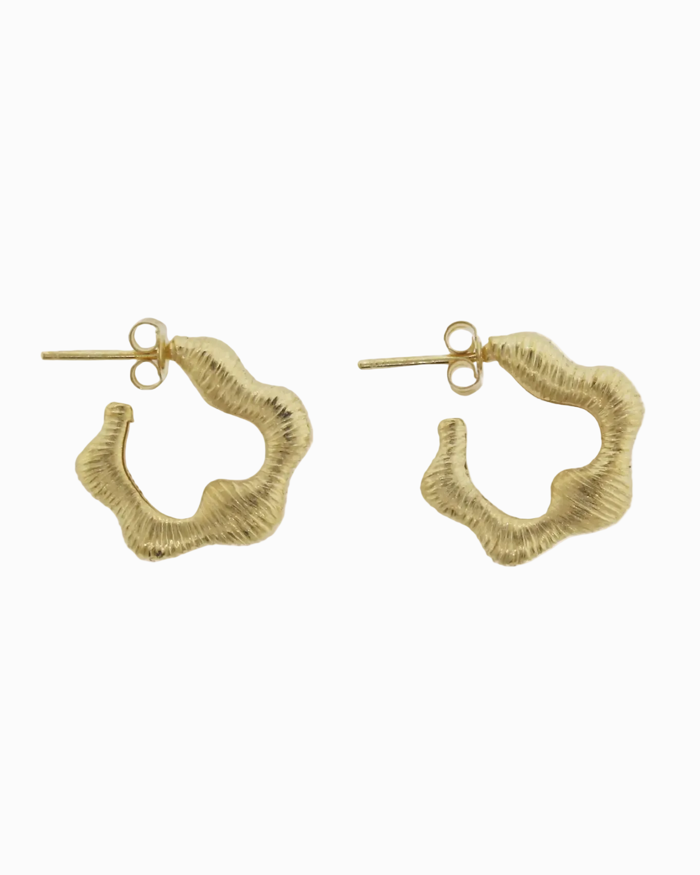 Argollas doradas con textura organica
